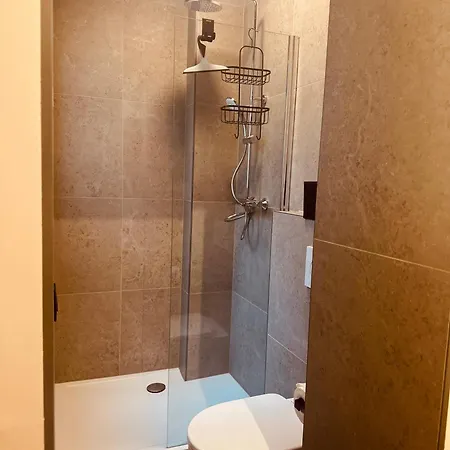 Christina's 1 Bed-first Floor 4 Min From