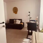 Christina's 1 Bed-first Floor 4 Min From شقة *